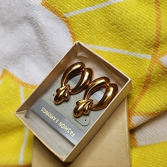 EUC Vintage 90s Gold Tone Dangle Fashion Earrings for Pierced Earrings - Picture 1 of 5
